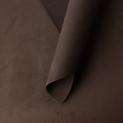 Tecido castanho escuro com dobra e textura suave