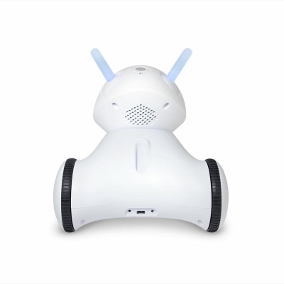 Robot branco com antenas azuis e rodas pretas