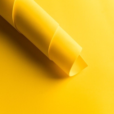 folha de papel amarela dobrada em fundo amarelo