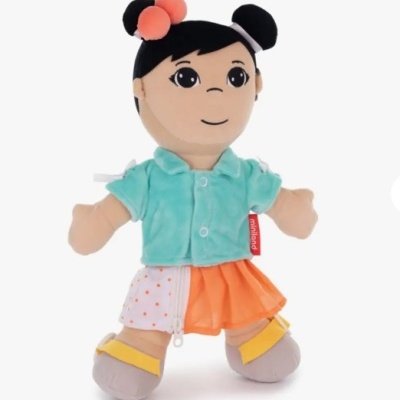 Boneca de pano com camisola azul, saia laranja e branca, e sapatos cinza com tiras amarelas