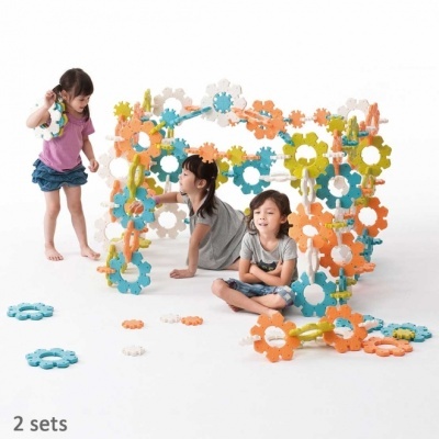 Crianças a brincar com conjunto de peças de construção coloridas