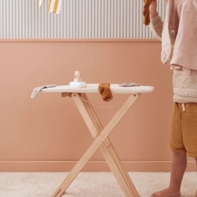 Mesa de passagem de ferro para crianças em madeira clara com ferro branco em ambiente interior