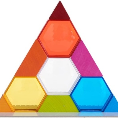 Blocos hexagonais coloridos dispostos em triângulo com base branca