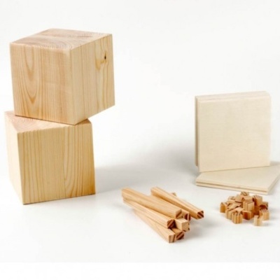 Conjunto de peças de madeira natural para construção ou montagem