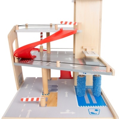 Parque de estacionamento de brinquedo em madeira com rampa vermelha e sinais de trânsito