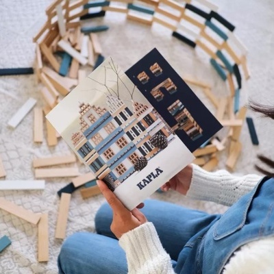 Caixas e instruções de tábuas KAPLA em madeira, construção circular no chão