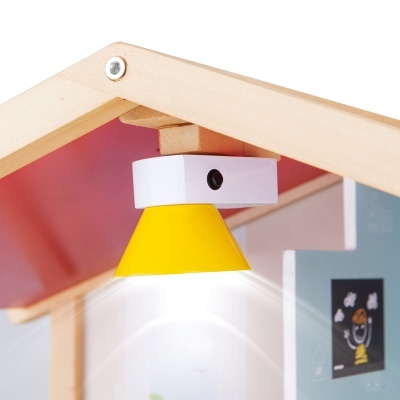 Luz amarela com estrutura de madeira e tecto vermelho iluminando