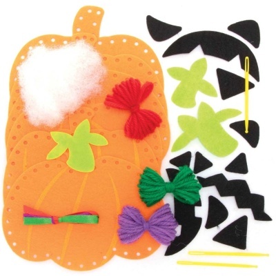 Conjunto de artesanato de abóbora em feltro com acessórios coloridos