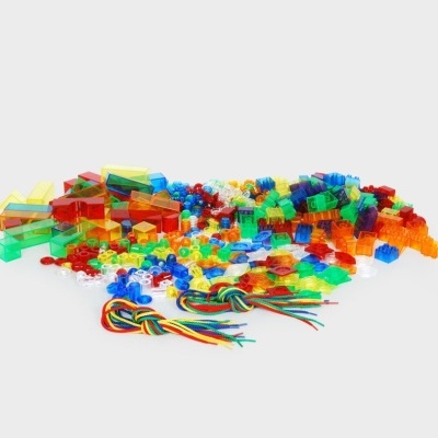 Peças transparentes coloridas e fios para atividades manuais