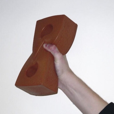 Mão segurando haltere castanho com orifícios circulares