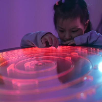 Mesa de Bolhas com Labirinto Sensorial