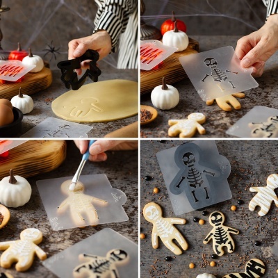 Utensílios de decoração de bolachas com moldes de esqueletos e cookies decorados num balcão com abóboras pequenas.