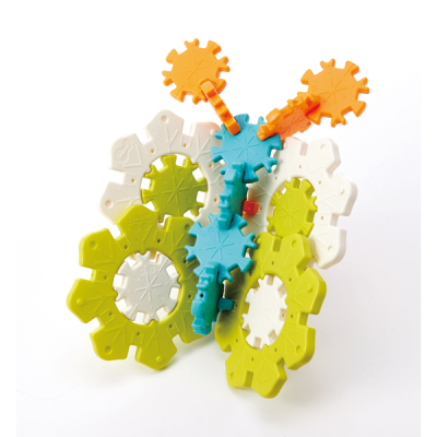 Brinquedo de engrenagens coloridas interligadas, em fundo branco.