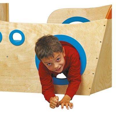 Criança a passar por círculo azul em estrutura de madeira clara para brincar.