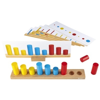 Jogo educativo de madeira com cilindros coloridos de vários tamanhos e cartões com padrões de cores