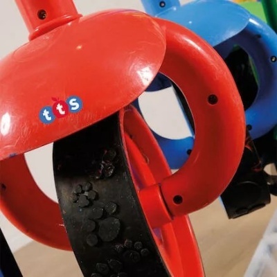 Brinquedos coloridos com cintas pretas e etiqueta tts