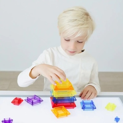 Pirâmides empilháveis translúcidas