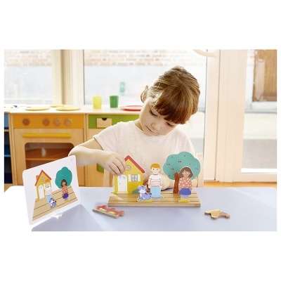 Jogo educativo de madeira com figuras de família e casa em mesa azul