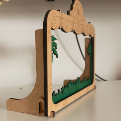 Estrutura decorativa em madeira MDF com motivos de palmeiras e folhagens