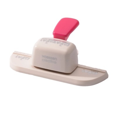 Furador de papel branco com pega rosa e padrão de corações