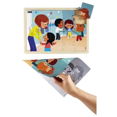 Puzzle infantil de madeira com ilustração de professora e crianças coloridas.
