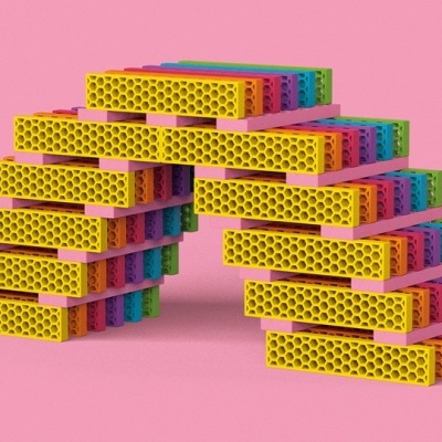 Blocos coloridos empilhados em forma de arco sobre fundo rosa