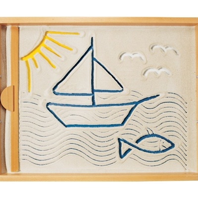 Tabuleiro de areia zen com desenho colorido de barco, peixe, sol e pássaros