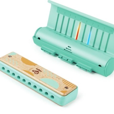 Pandeiro infantil em madeira clara com base e tampa em plástico verde-água