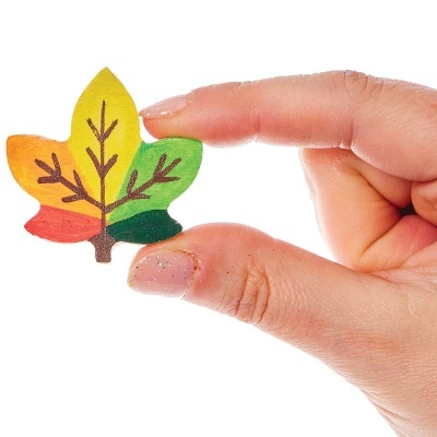 Folha colorida segurada pela mão
