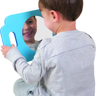 Criança segura espelho azul em forma de carrinho refletindo seu rosto