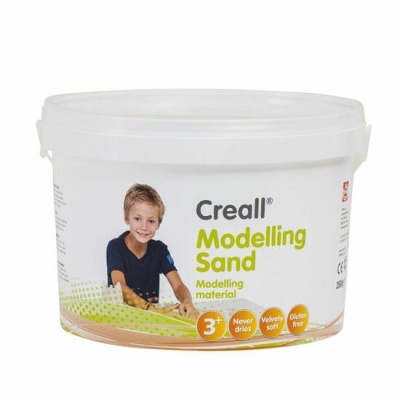 Balde branco com areia modeladora Creall Modelling Sand e imagem de criança