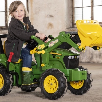 Tractor John Deere Com Pá Carregadora e Rodas Pneumáticas Tractor John Deere Com Pá Carregadora e Rodas Pneumáticas