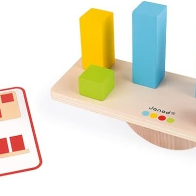 Brinquedo de madeira colorido com base giratória e cartão ilustrativo com barras coloridas