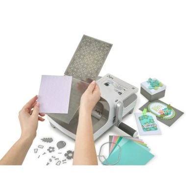 Máquina de corte e gravação com chapas metálicas e material de trabalho para criação artesanal