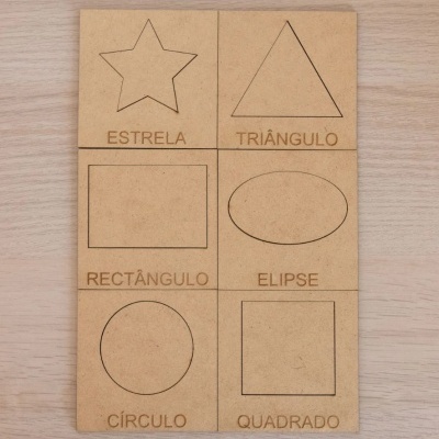 Placa de madeira com seis formas geométricas recortadas e etiquetas em português.