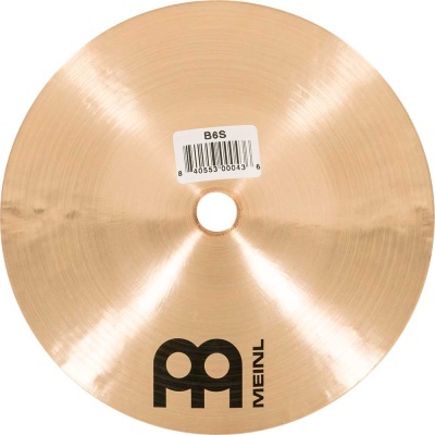 Prato de bateria dourado brilhante com etiqueta e marca MEINL