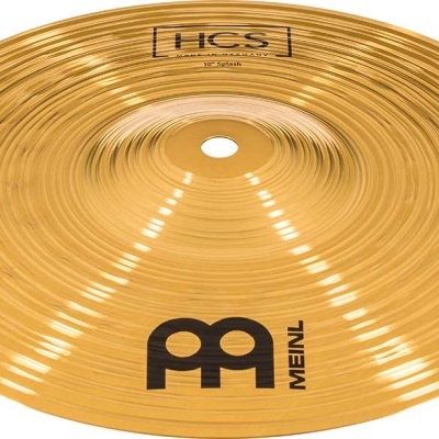 Prato de bateria metálico dourado com inscrições HCS, CRASH e Meinl