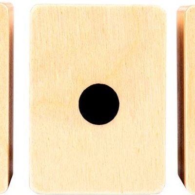 Três peças retangulares de madeira com um ponto preto no centro de cada uma