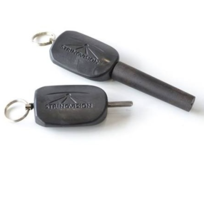 Dois isqueiros de carvão portáteis pretos com chaveiros e texto STRINGVISION.