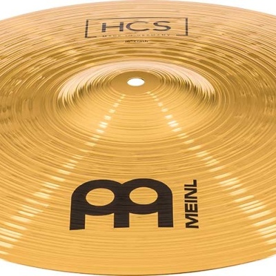 Prato de bateria dourado com texto HCS e MEINL