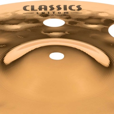 Prato de bateria dourado com texto CLASSICS Custom