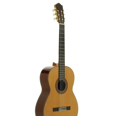 Guitarra clássica de madeira castanha clara e escura isolada em fundo branco