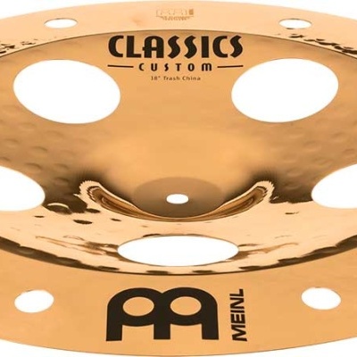 Prato de bateria de metal cobre com recortes circulares e texto CLASSICS CUSTOM MEINL