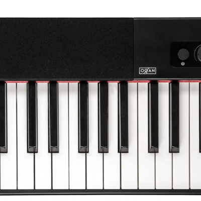 Teclado de pianoforte digital preto com teclas e visor digital azul