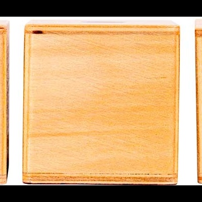 Três caixas de madeira claras quadradas vistas de diferentes ângulos.