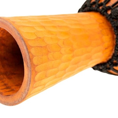 Parte superior de tambor africano em madeira alaranjada com cordas pretas