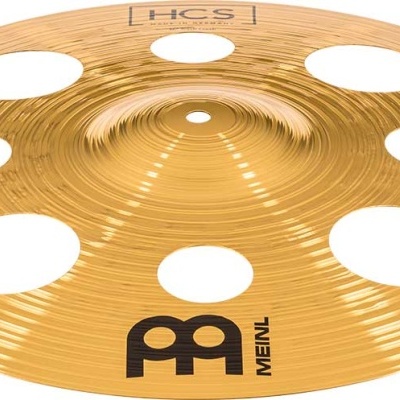 Prato de bateria dourado com buracos e marcas pretas