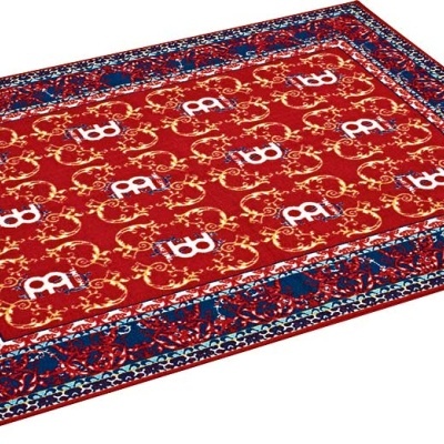 Tapete retangular vermelho e azul com padrão decorativo e símbolos brancos