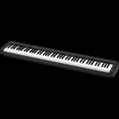 Piano digital preto com 88 teclas em fundo preto