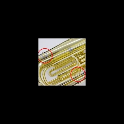 Instrumento musical de metal dourado com válvulas e partes destacadas a vermelho